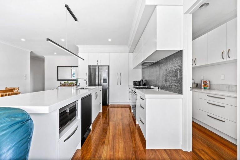 Photo of property in 1 Aporo Drive, Kumeu, 0810