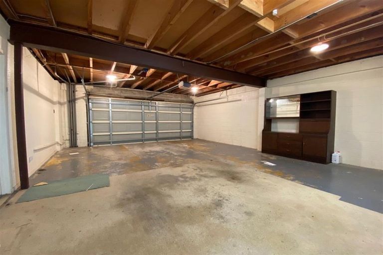 Photo of property in 2/96 Sunset Road, Unsworth Heights, Auckland, 0632