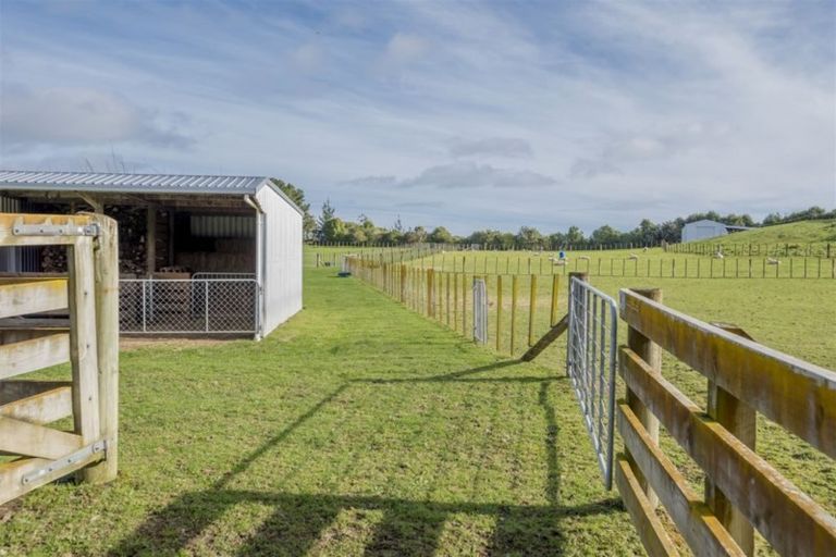 Photo of property in 28 Waipuna Grove, Levin, 5571