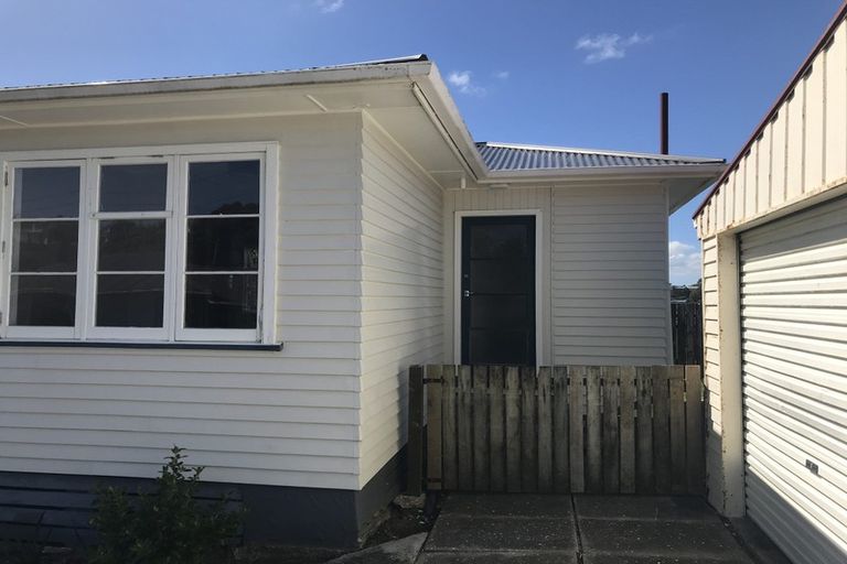 Photo of property in 88 Ruskin Road, Newlands, Wellington, 6037