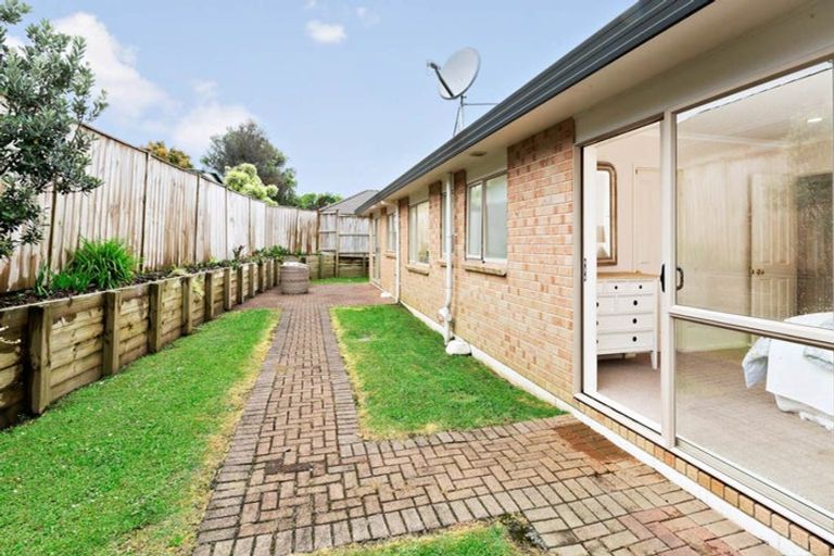 Photo of property in 10 Attymon Lane, East Tamaki, Auckland, 2016