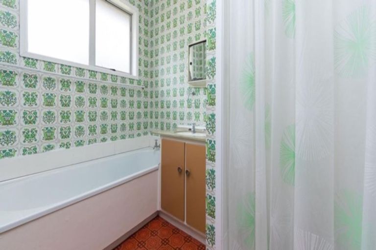 Photo of property in 18 St Catherine Crescent, West Harbour, Auckland, 0618