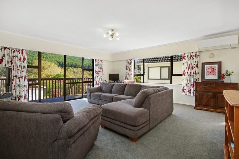 Photo of property in 6 Zande Terrace, Tawa, Wellington, 5028