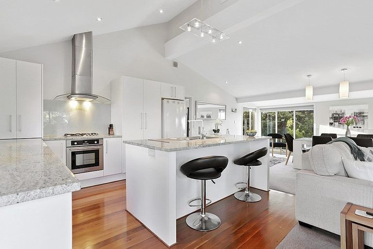 Photo of property in 9 Tinopai Road, Titirangi, Auckland, 0604