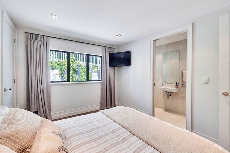 Photo of property in 23 Meteor Place, Schnapper Rock, Auckland, 0632