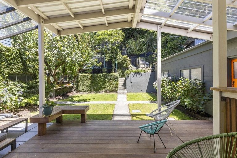 Photo of property in 318 Queens Drive, Lyall Bay, Wellington, 6022