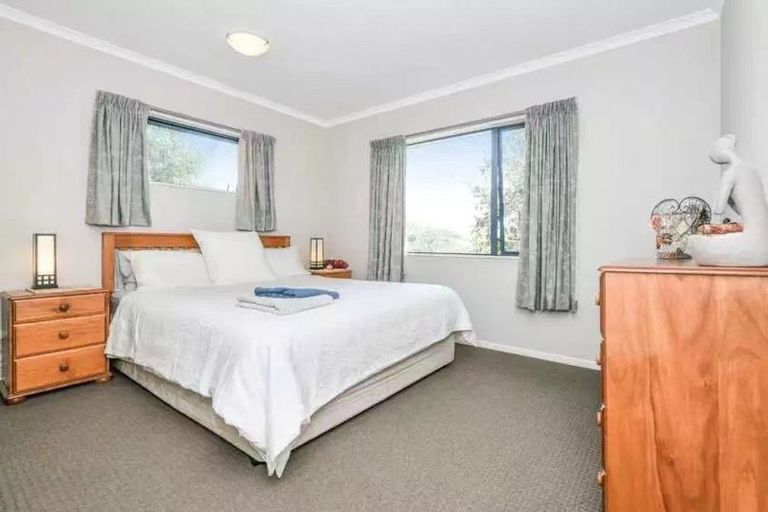 Photo of property in 1 Rixon Place, Te Atatu Peninsula, Auckland, 0610