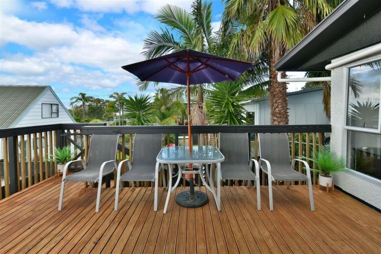 Photo of property in 43 Pohutukawa Avenue, Red Beach, 0932