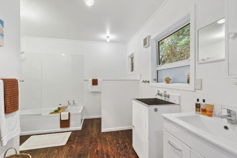 Photo of property in 15f1 Bloomsbury Grove, Newlands, Wellington, 6037