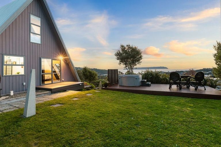 Photo of property in 112 Gloaming Hill, Titahi Bay, Porirua, 5022