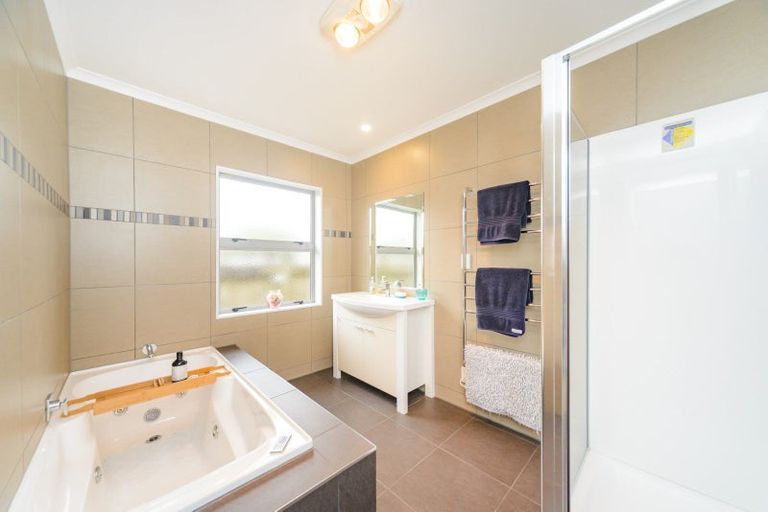 Photo of property in 19 Karina Terrace, Roslyn, Palmerston North, 4414