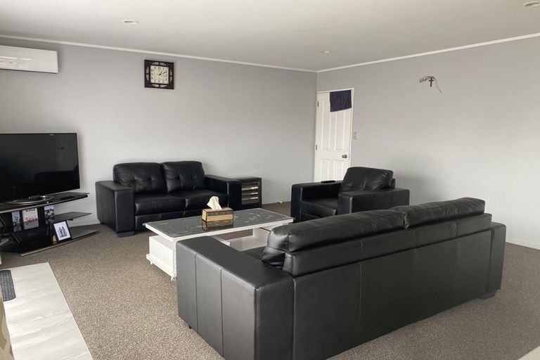 Photo of property in 100 Manuroa Road, Takanini, 2112