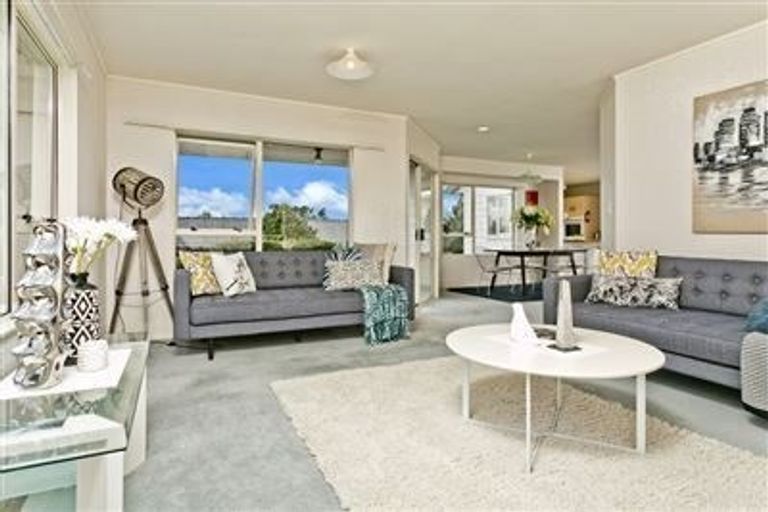 Photo of property in 2 Owl Court, Unsworth Heights, Auckland, 0632