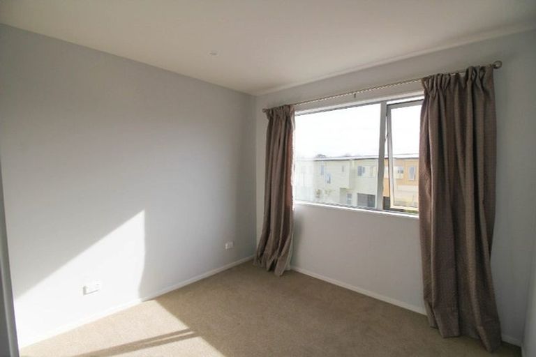 Photo of property in 26/11 Ray Small Drive, Papakura, 2110