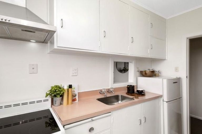 Photo of property in 1/8 Mataroa Avenue, Northland, Wellington, 6012