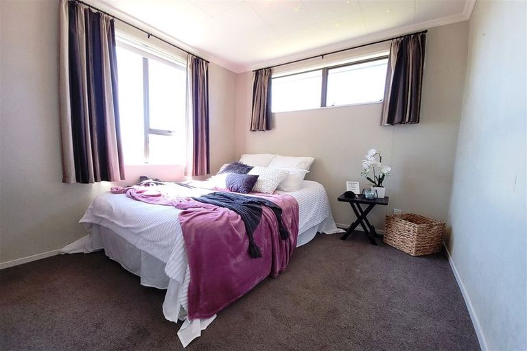 Photo of property in 10 Bayswater Place, Newlands, Wellington, 6037