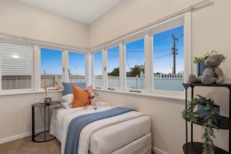 Photo of property in 60 Lake Road, Narrow Neck, Auckland, 0624