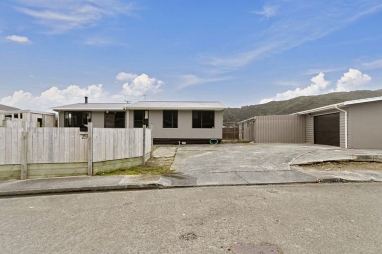 Photo of property in 29 Grimsby Grove, Wainuiomata, Lower Hutt, 5014