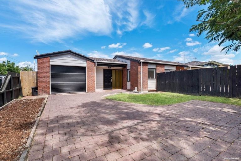 Photo of property in 2/14 Roberts Road, Te Atatu South, Auckland, 0610