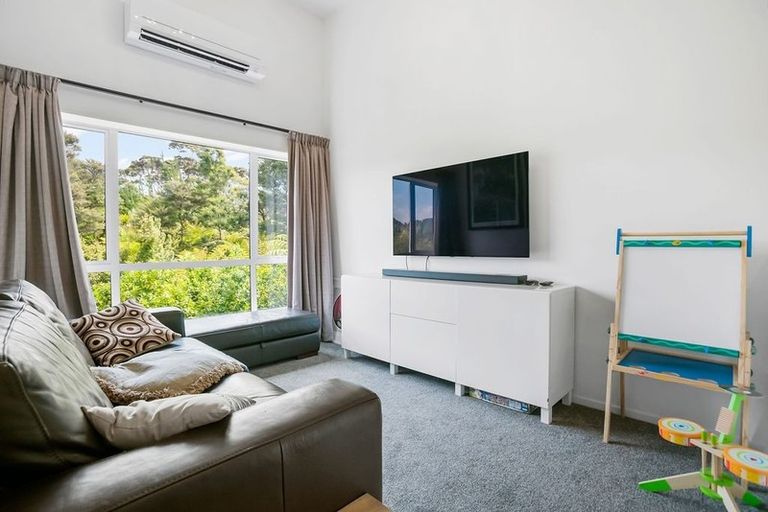 Photo of property in 28 Shah Place, Glen Eden, Auckland, 0602