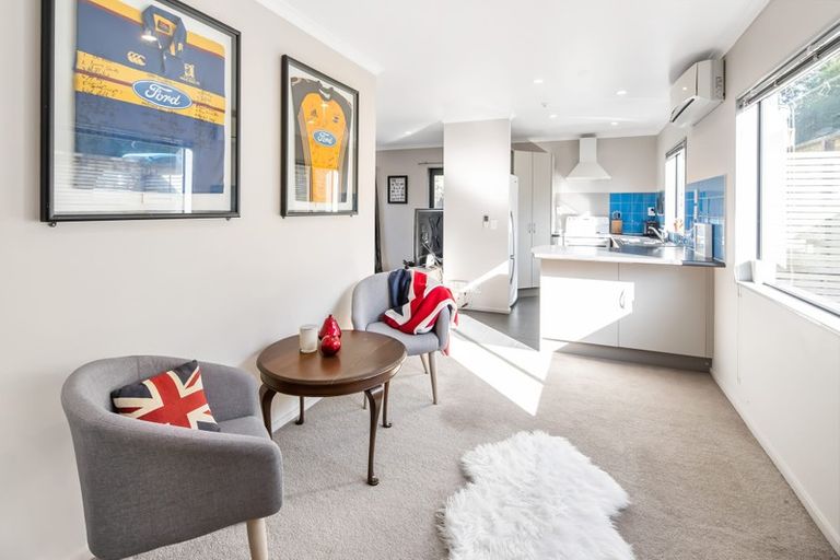 Photo of property in 29 Stewart Drive, Newlands, Wellington, 6037