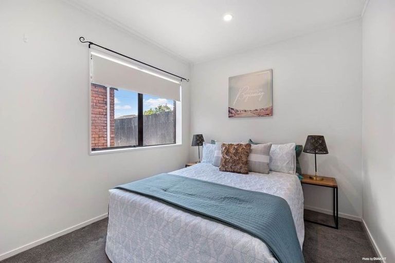 Photo of property in 2/14 Roberts Road, Te Atatu South, Auckland, 0610