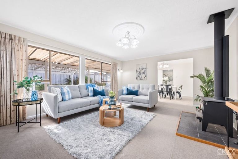 Photo of property in 17 King Charles Drive, Kingsley Heights, Upper Hutt, 5018