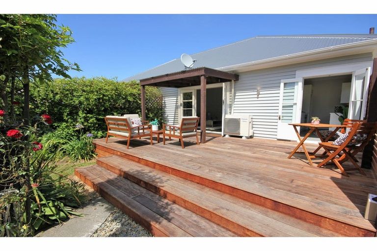 Photo of property in 22 Wilsons Road, Saint Martins, Christchurch, 8022