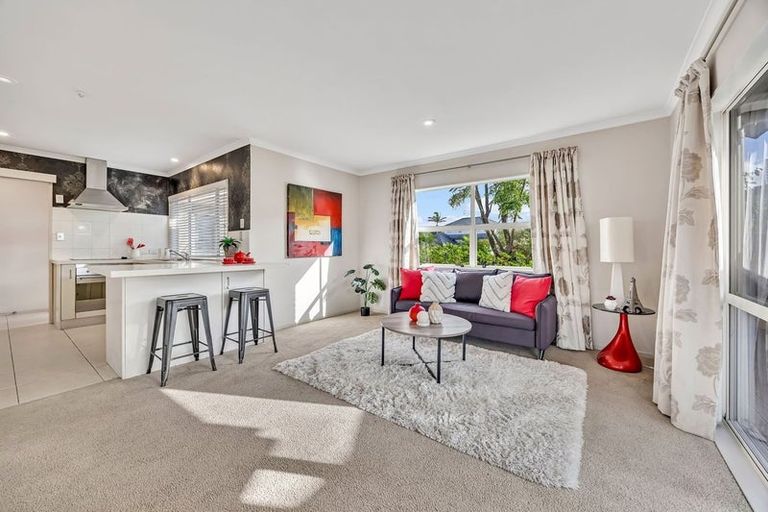 Photo of property in 13 Bridgehead Cove, West Harbour, Auckland, 0618