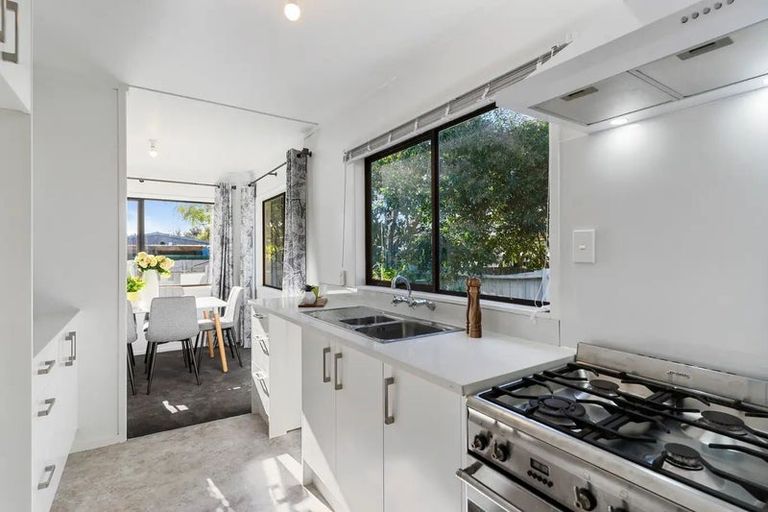 Photo of property in 2/128a Bruce Mclaren Road, Henderson, Auckland, 0612