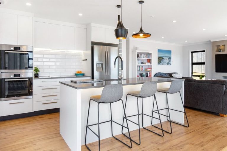 Photo of property in 20 Pacific View, Whitby, Porirua, 5024