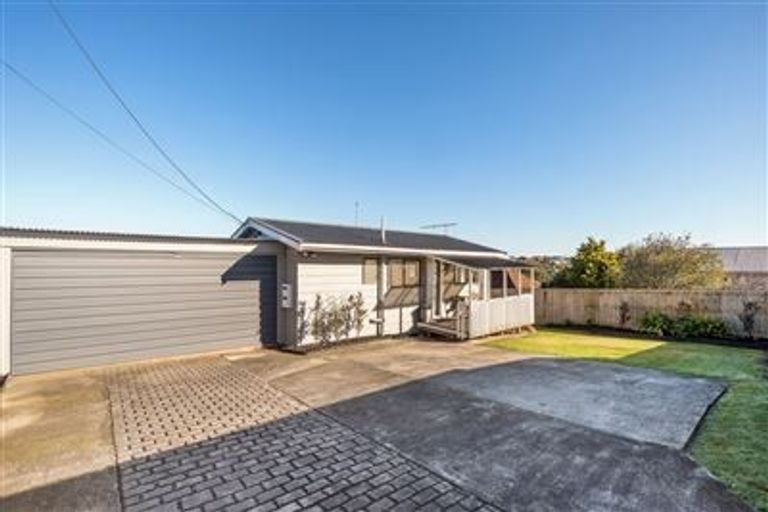 Photo of property in 1/18 Glenfield Road, Birkenhead, Auckland, 0626