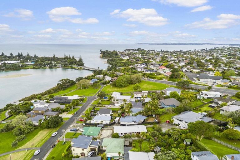 Photo of property in 39a Pohutukawa Avenue, Red Beach, 0932