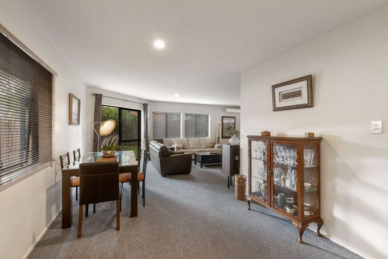 Photo of property in 37 Fields Parade, Oteha, Auckland, 0632