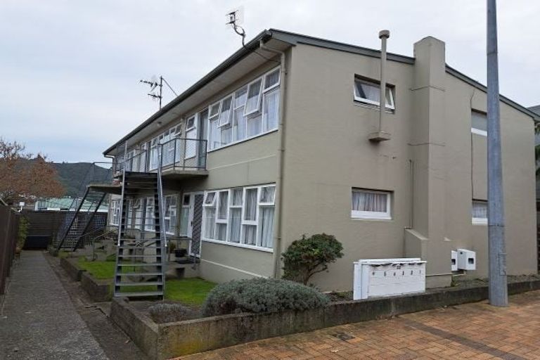 Photo of property in 33 Queen Street, Upper Hutt Central, Upper Hutt, 5018