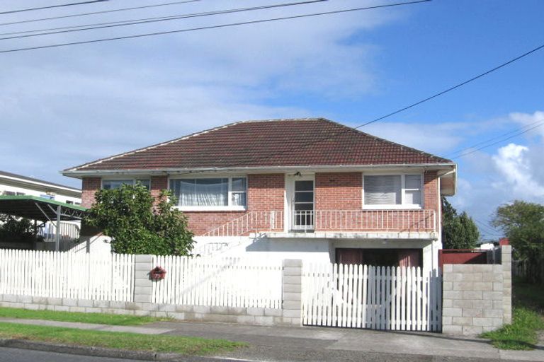 Photo of property in 75 Larnoch Road, Henderson, Auckland, 0610