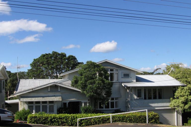Photo of property in 2 Stanley Point Road, Stanley Point, Auckland, 0624