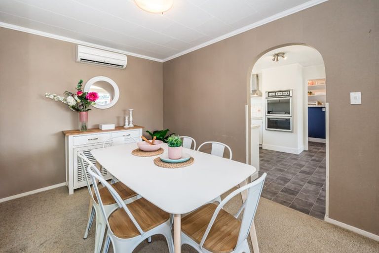 Photo of property in 33 Rewarewa Crescent, Waikanae, 5036