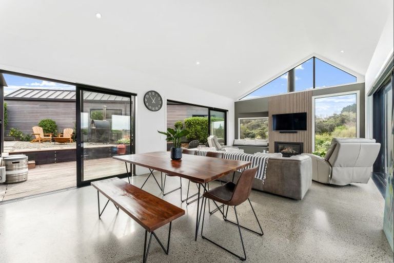 Photo of property in 9 Laguna Place, Matakatia, Whangaparaoa, 0930