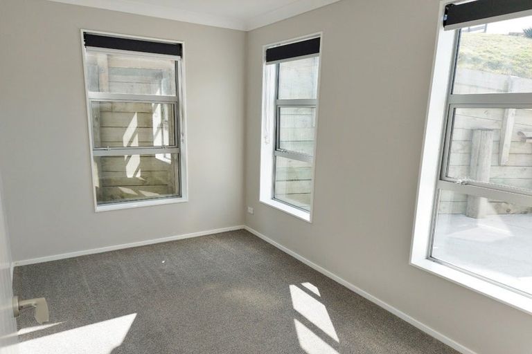 Photo of property in 31 Percy Kinsman Crescent, Riverstone Terraces, Upper Hutt, 5018