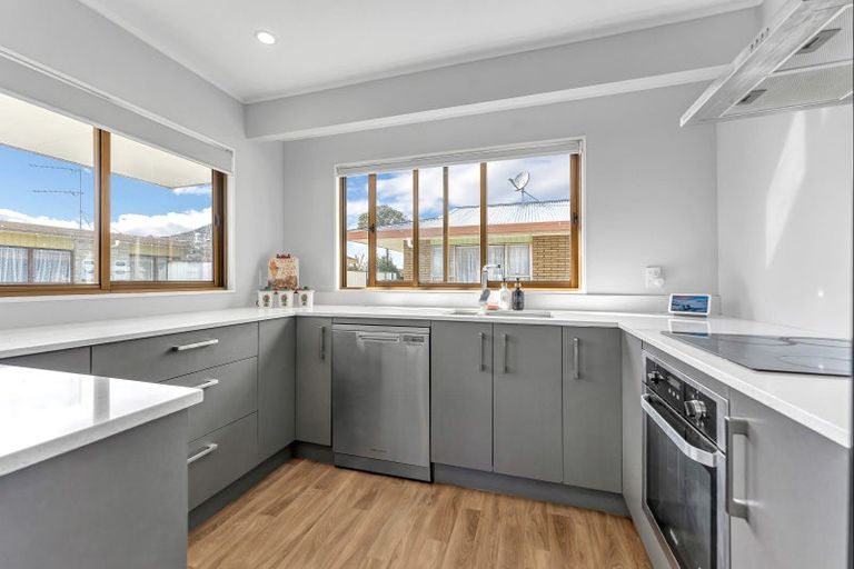 Photo of property in 17 Edgewater Parade, Waiuku, 2123