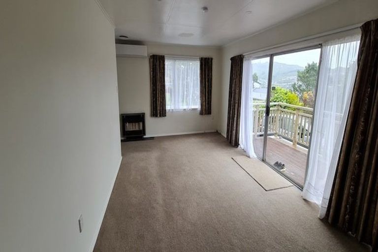 Photo of property in 72 Stewart Drive, Newlands, Wellington, 6037