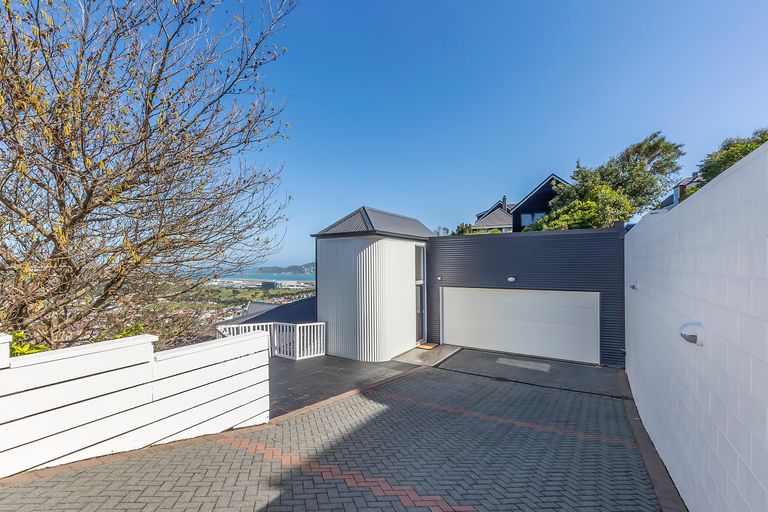 Photo of property in 9 Inverell Way, Seatoun, Wellington, 6022