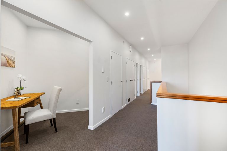 Photo of property in 9 Inverell Way, Seatoun, Wellington, 6022