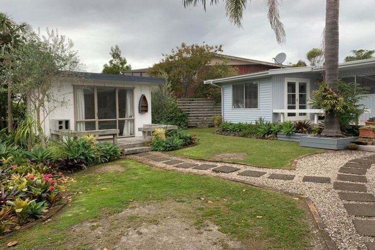 Photo of property in 18 Walton Street, Red Beach, 0932