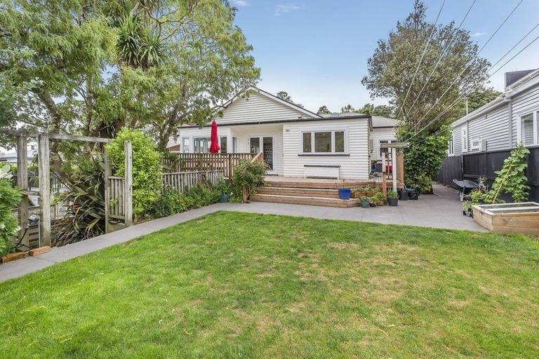 Photo of property in 11 Waikare Street, Karori, Wellington, 6012