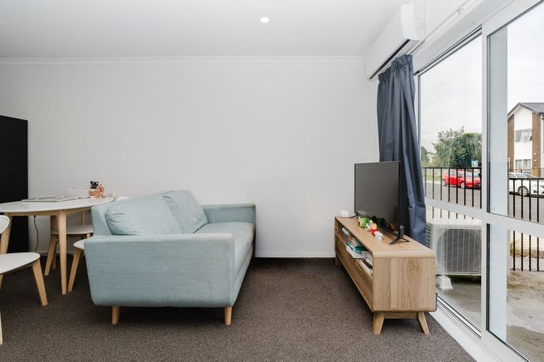 Photo of property in 2/10 Burrows Place, Frankton, Hamilton, 3204
