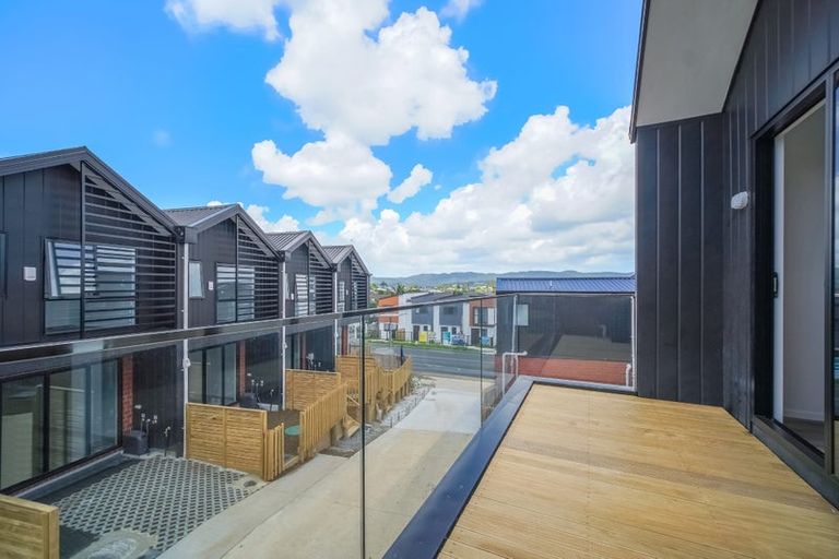 Photo of property in 5/233 Great North Road, Henderson, Auckland, 0612