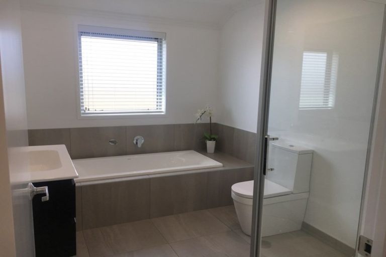 Photo of property in 19 Papa Orchard Drive, Kumeu, 0810