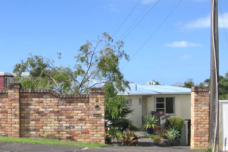 Photo of property in 2 Felstead Street, Birkenhead, Auckland, 0626